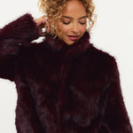 Model in paarse fake fur jas met kraag Ydence Chrissy | Jo&Co Club