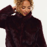 Model in paarse fake fur jas met kraag Ydence Chrissy | Jo&Co Club