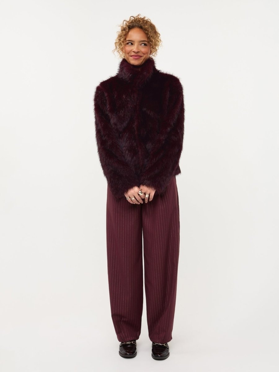 Model in paarse fake fur jas met kraag Ydence Chrissy | Jo&Co Club