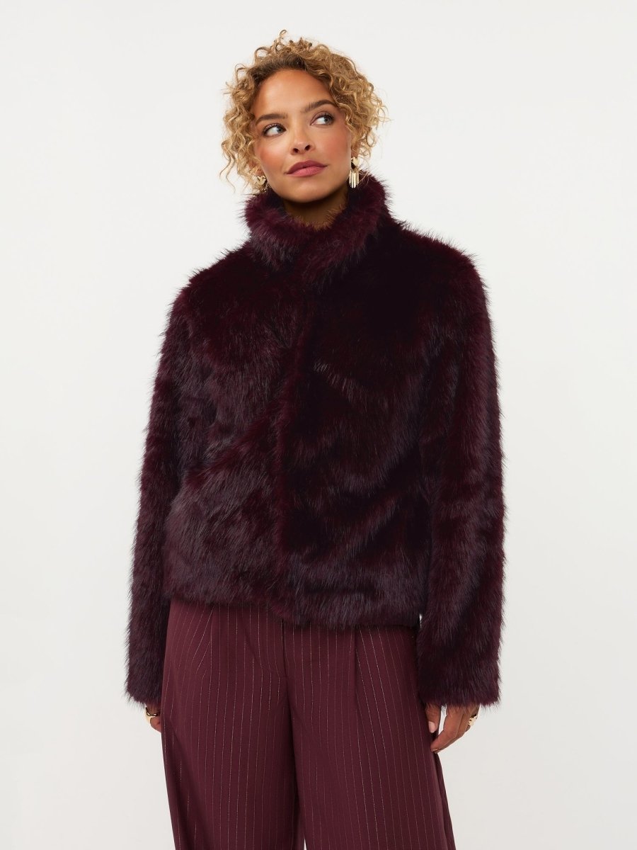 Model in paarse fake fur jas met kraag Ydence Chrissy | Jo&Co Club