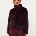 Model in paarse fake fur jas met kraag Ydence Chrissy | Jo&Co Club