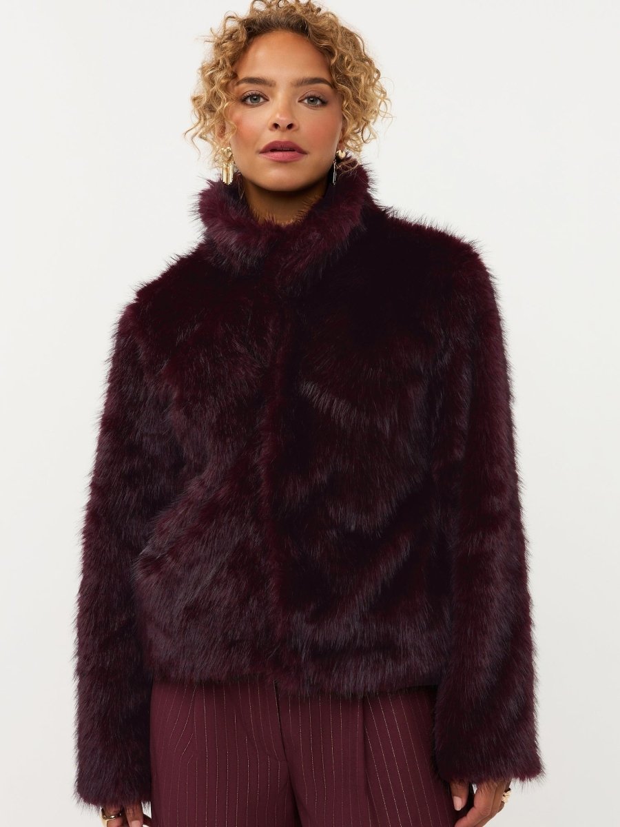 Model in paarse fake fur jas met kraag Ydence Chrissy | Jo&Co Club