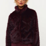 Model in paarse fake fur jas met kraag Ydence Chrissy | Jo&Co Club