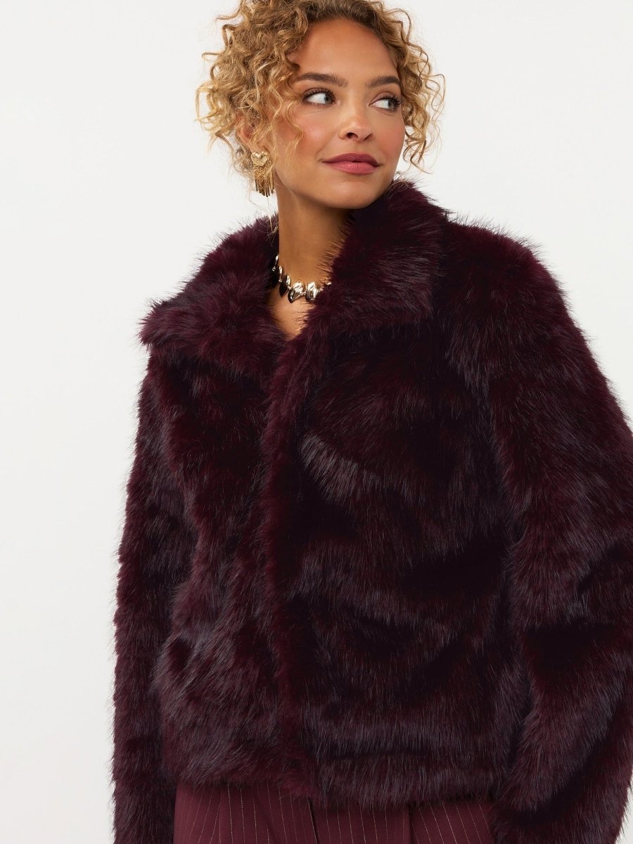 Model in paarse fake fur jas met kraag Ydence Chrissy | Jo&Co Club