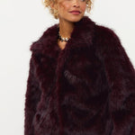 Model in paarse fake fur jas met kraag Ydence Chrissy | Jo&Co Club