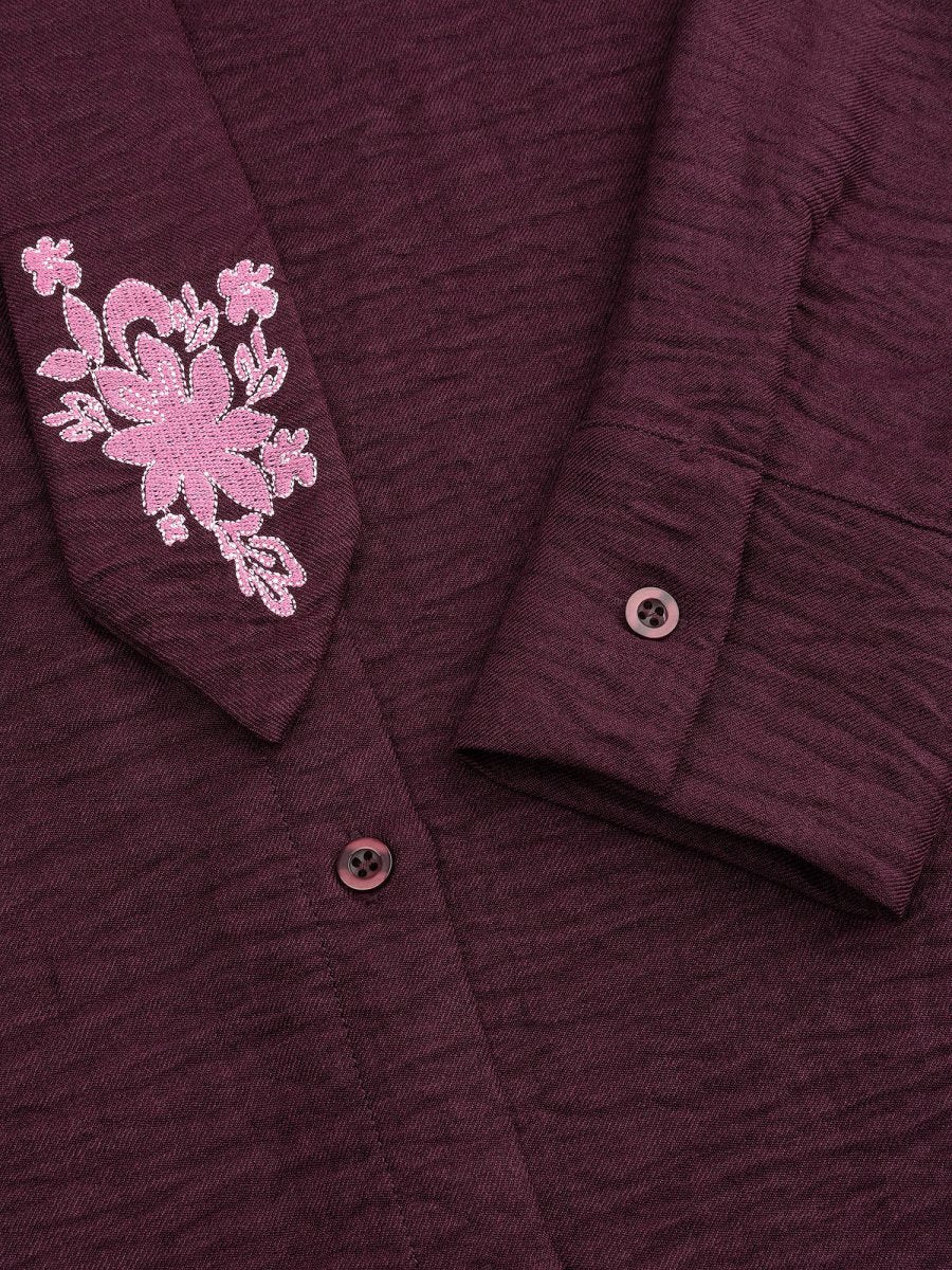 Pruimkleurige blouse met geborduurde bloemen Ydence Carrie – detail van de stof | Jo&Co Club