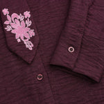 Pruimkleurige blouse met geborduurde bloemen Ydence Carrie – detail van de stof | Jo&Co Club