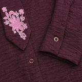 Pruimkleurige blouse met geborduurde bloemen Ydence Carrie – detail van de stof | Jo&Co Club