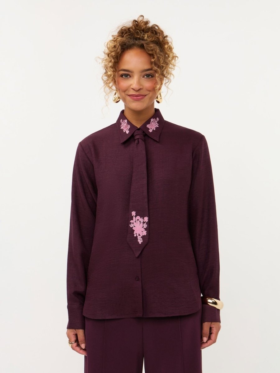 Model in pruimkleurige blouse met geborduurde bloemen Ydence Carrie | Jo&Co Club