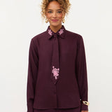 Model in pruimkleurige blouse met geborduurde bloemen Ydence Carrie | Jo&Co Club