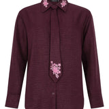 Pruimkleurige blouse met geborduurde bloemen Ydence Carrie – voorkant | Jo&Co Club