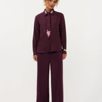 Model in pruimkleurige blouse met geborduurde bloemen Ydence Carrie | Jo&Co Club