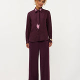 Model in pruimkleurige blouse met geborduurde bloemen Ydence Carrie | Jo&Co Club