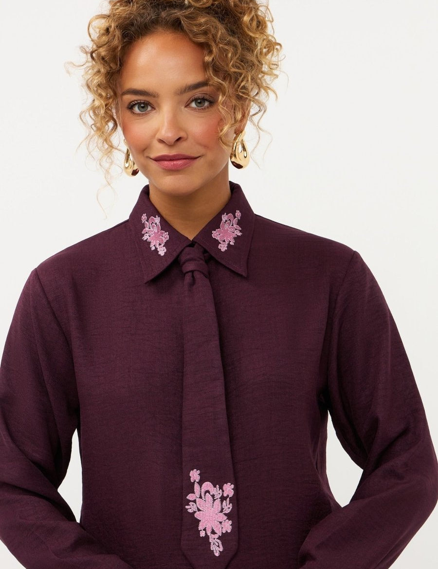 Campagnebeeld Ydence winter 2026: pruimkleurige blouse met geborduurde bloemen Ydence Carrie | Jo&Co Club