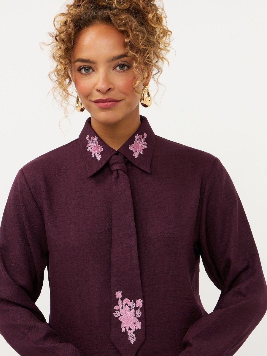 Campagnebeeld Ydence winter 2026: pruimkleurige blouse met geborduurde bloemen Ydence Carrie | Jo&Co Club
