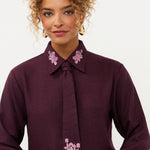 Campagnebeeld Ydence winter 2026: pruimkleurige blouse met geborduurde bloemen Ydence Carrie | Jo&Co Club