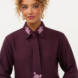 Campagnebeeld Ydence winter 2026: pruimkleurige blouse met geborduurde bloemen Ydence Carrie | Jo&Co Club