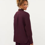 Model in pruimkleurige blouse met geborduurde bloemen Ydence Carrie | Jo&Co Club