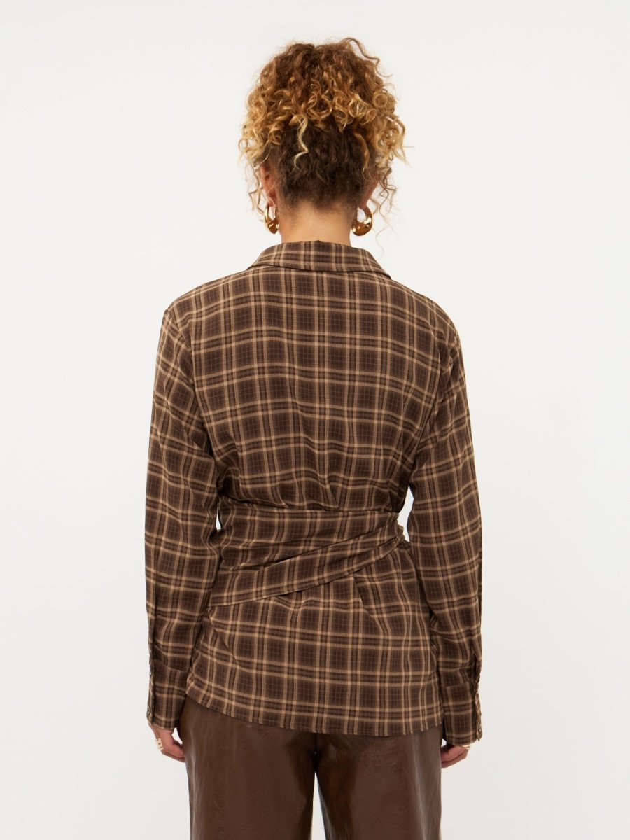 Model in bruin geruite blouse met strik in de taille Ydence Isa | Jo&Co Club