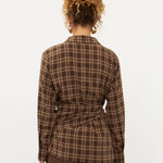 Model in bruin geruite blouse met strik in de taille Ydence Isa | Jo&Co Club