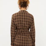 Model in bruin geruite blouse met strik in de taille Ydence Isa | Jo&Co Club