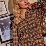 Campagnebeeld Ydence winter 2026: bruin geruite blouse met strik in de taille Ydence Isa | Jo&Co Club