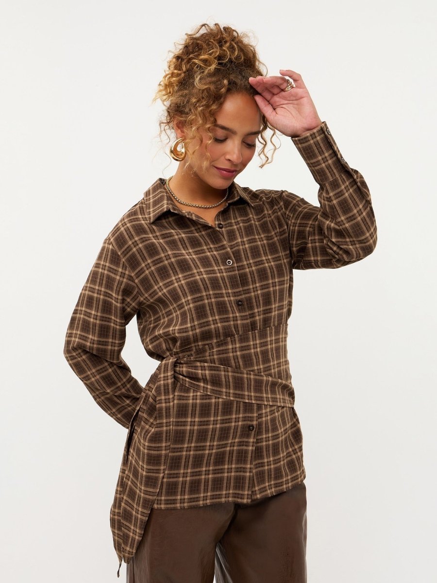 Model in bruin geruite blouse met strik in de taille Ydence Isa | Jo&Co Club