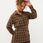 Model in bruin geruite blouse met strik in de taille Ydence Isa | Jo&Co Club