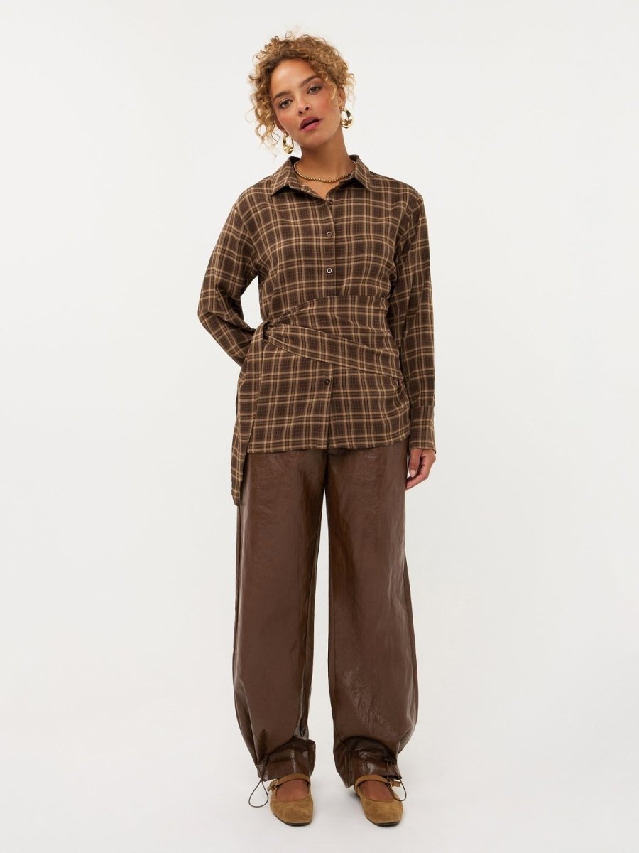 Model in bruin geruite blouse met strik in de taille Ydence Isa | Jo&Co Club