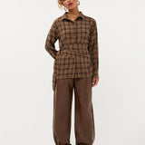 Model in bruin geruite blouse met strik in de taille Ydence Isa | Jo&Co Club