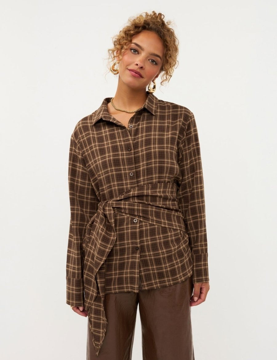 Model in bruin geruite blouse met strik in de taille Ydence Isa | Jo&Co Club