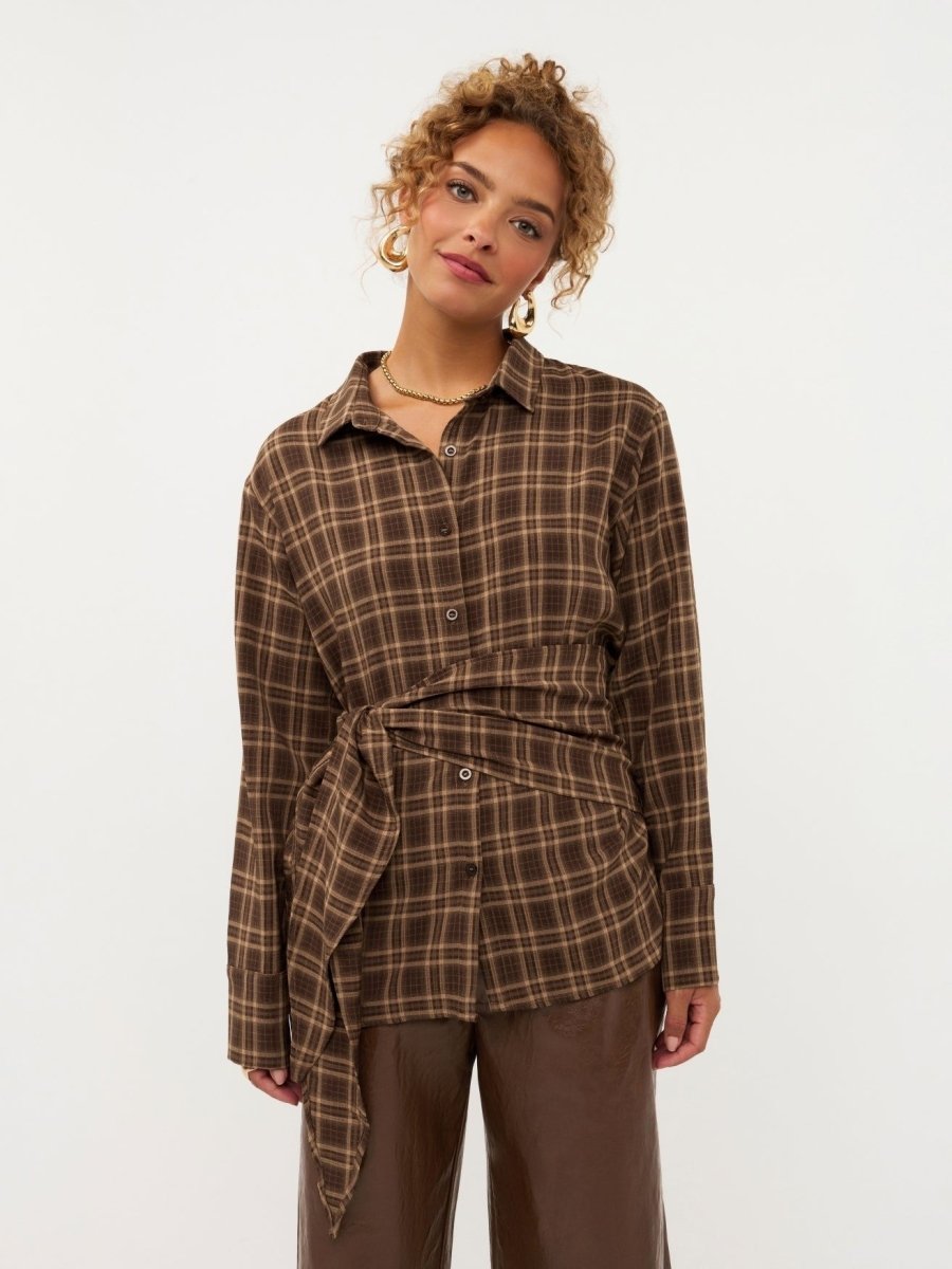Model in bruin geruite blouse met strik in de taille Ydence Isa | Jo&Co Club
