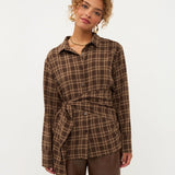 Model in bruin geruite blouse met strik in de taille Ydence Isa | Jo&Co Club
