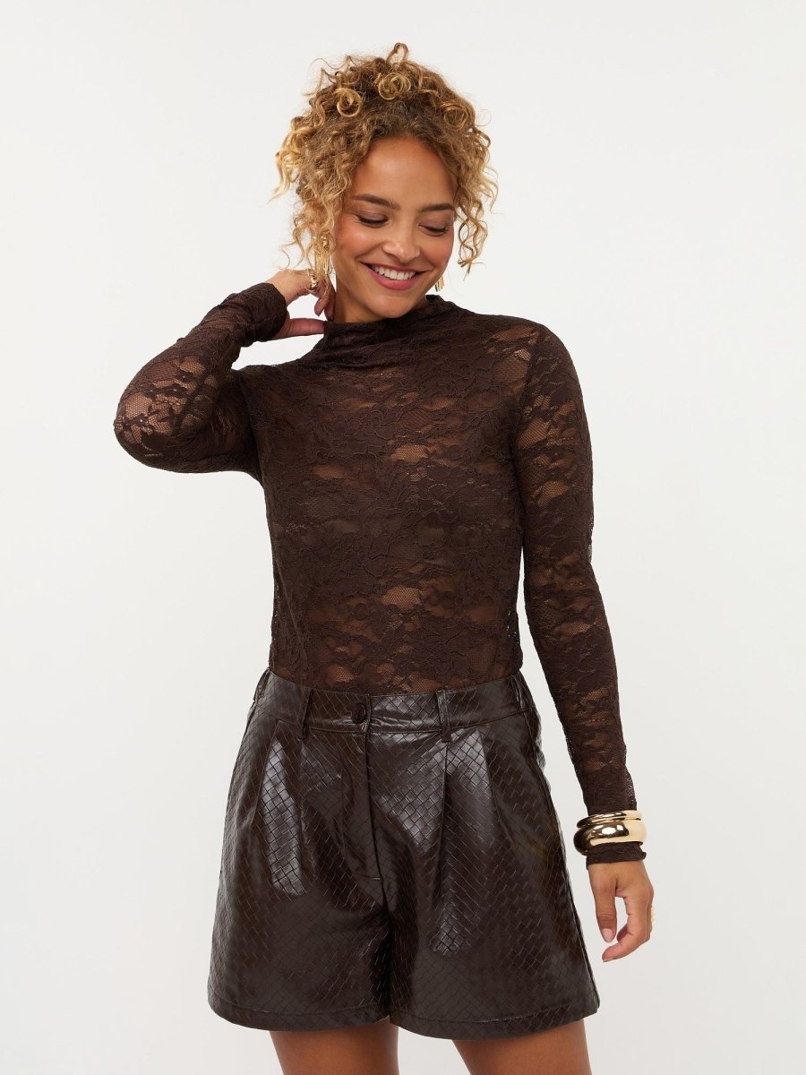 Model in donkerbruine gevlochten kunstleren short Ydence Pamela | Jo&Co Club