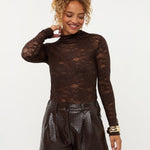 Model in donkerbruine gevlochten kunstleren short Ydence Pamela | Jo&Co Club