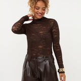 Model in donkerbruine gevlochten kunstleren short Ydence Pamela | Jo&Co Club