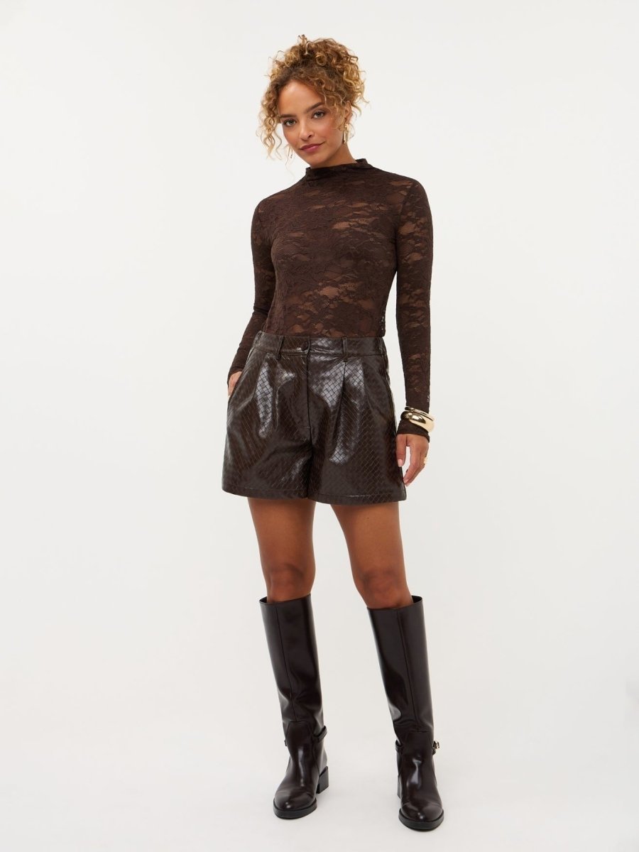 Model in donkerbruine gevlochten kunstleren short Ydence Pamela | Jo&Co Club