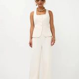 Een model staat frontaal tegen een witte achtergrond en draagt een tweedelige set in een | Ydence Allie | Jo&Co Club