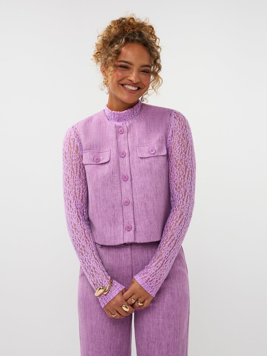 Ydence Gilet Amanda | Paars in Lavendelpaars, outfit bestaande uit een cropped vest, een top met lange mouwen en een