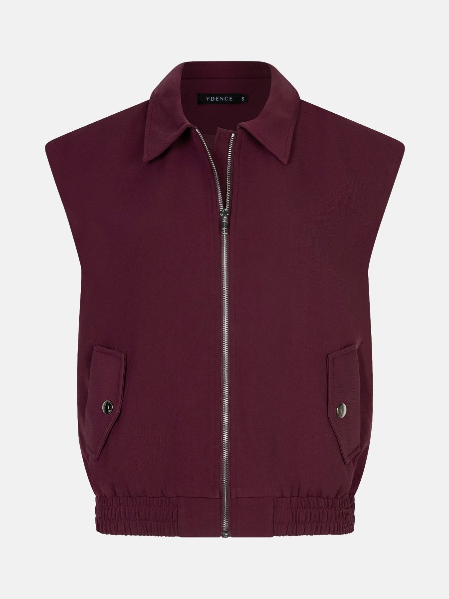 Productfoto van de voorkant van het danielle gilet van ydence in burgundy met rits aan de voorkant.