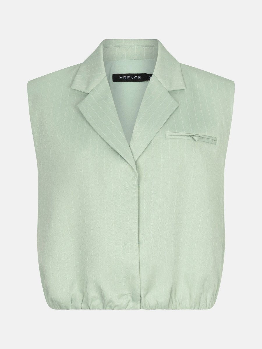 Een vrijstaande productfoto van een mouwloos gilet in een zachte, saliegroene kleur | Ydence Jeanie | Jo&Co Club