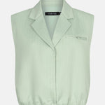 Een vrijstaande productfoto van een mouwloos gilet in een zachte, saliegroene kleur | Ydence Jeanie | Jo&Co Club
