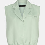 Een vrijstaande productfoto van een mouwloos gilet in een zachte, saliegroene kleur | Ydence Jeanie | Jo&Co Club