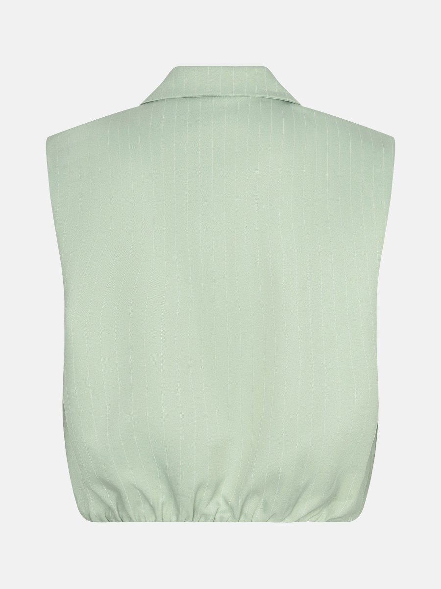 Achterkant van een mouwloos gilet in een lichte saliegroene kleur | Ydence Jeanie | Jo&Co Club