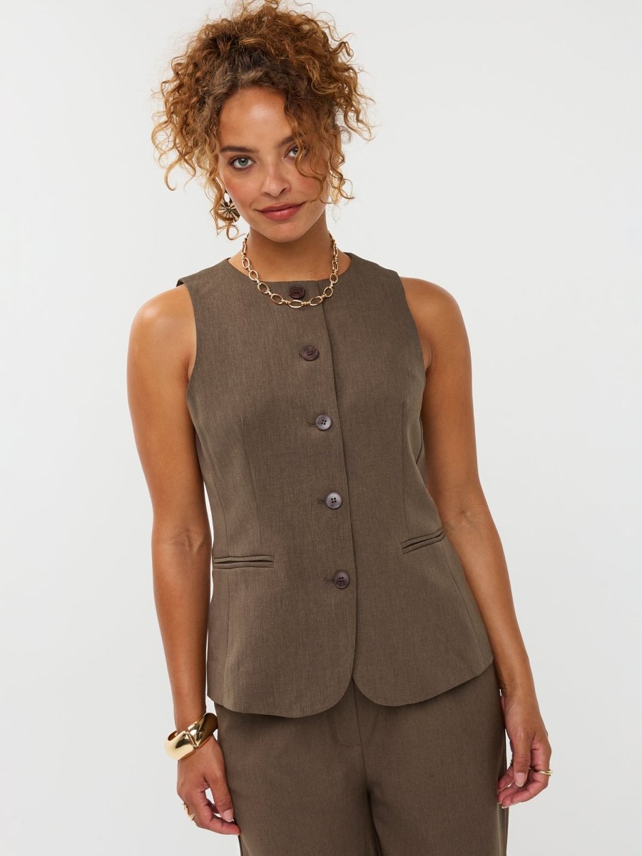 model draagt het mellie gilet van ydence in de kleur mud met de yade pants als co-ord set.