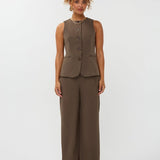model draagt het mellie gilet van ydence in de kleur mud met de yade pants als co-ord set.