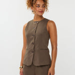 model draagt het mellie gilet van ydence in de kleur mud met de yade pants als co-ord set.
