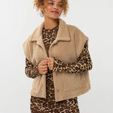 Model draagt het rejou jacket van ydence op een panterprint jurk.