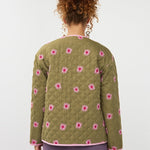 Model draagt het robylin jacket met blomen borduursels van Ydence, achteraanzicht.