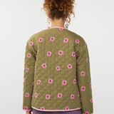 Model draagt het robylin jacket met blomen borduursels van Ydence, achteraanzicht.